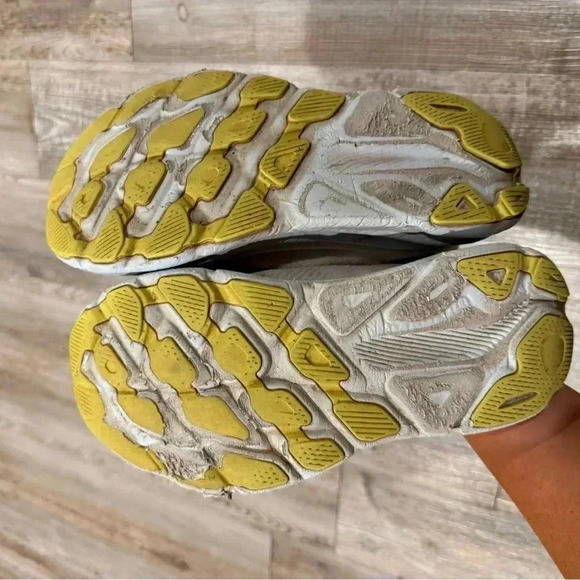 HOKA. CLIFTON 9 NIMBUS CLOUD/ ICE SIZE 6.5B - Picture 4 of 8